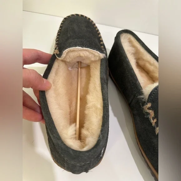 Minnetonka Tobie Moccasin Slipper size 9 men